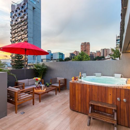 Stravaganza-House-For-Bachelor-Party-In-Medellin-13